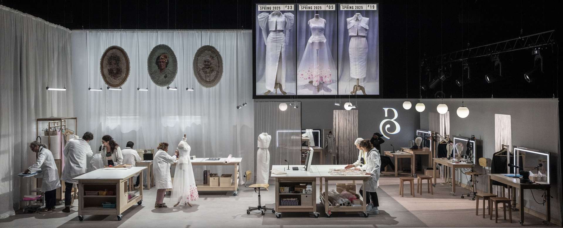 scénographie de LACRIMA dans atelier de couture plusieurs personnes à l'ouvrage