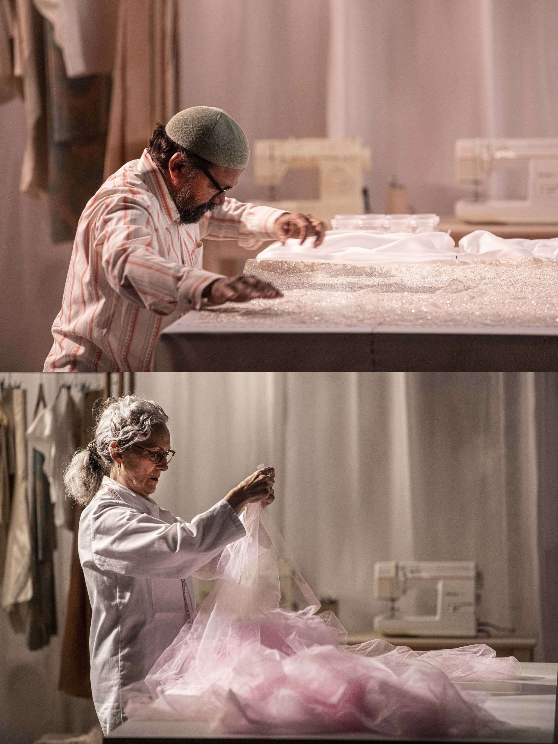 Une couturière tient du tissu dans ses mains