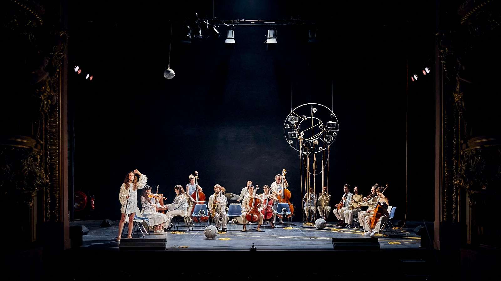 plan large de la scène, plusieurs musiciens et musiciennes