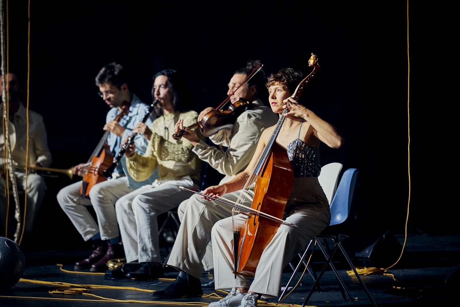 4 musiciens assis cote à cote alto, clarinette, violon, violoncelle