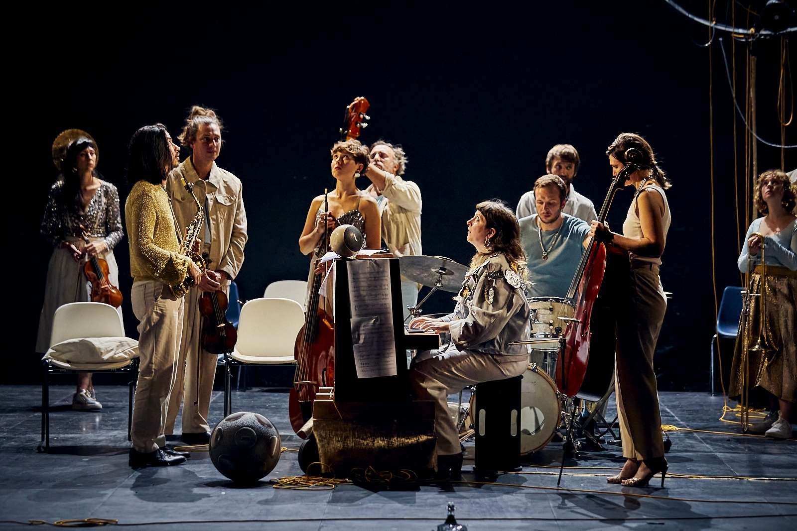 groupe de musiciens et musiciennes en cercle le regard levé