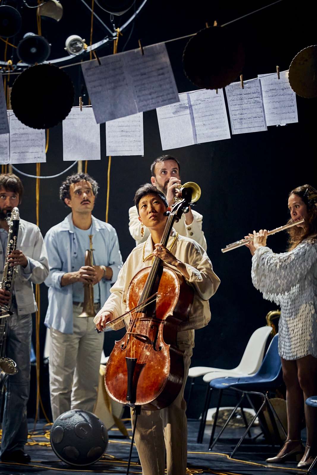 violoncelliste regar au ciel
