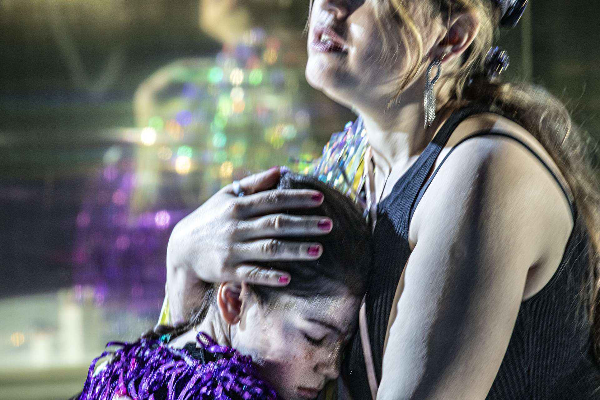 dans Valentina de Caroline Guiela Nguyen plan rapproché une femme et une enfant en costumes brillants et colorés par Jean-Louis Fernandez