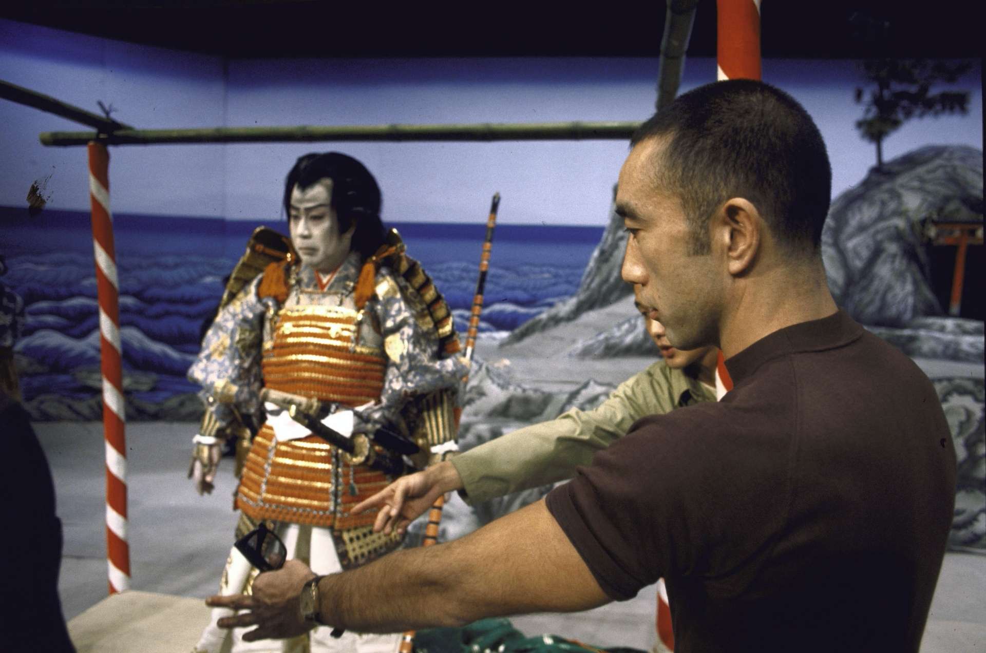 réalisateur yukio mishima dirige un acteur sur un spectacle inspiré d'une légénde samouraï .jpg