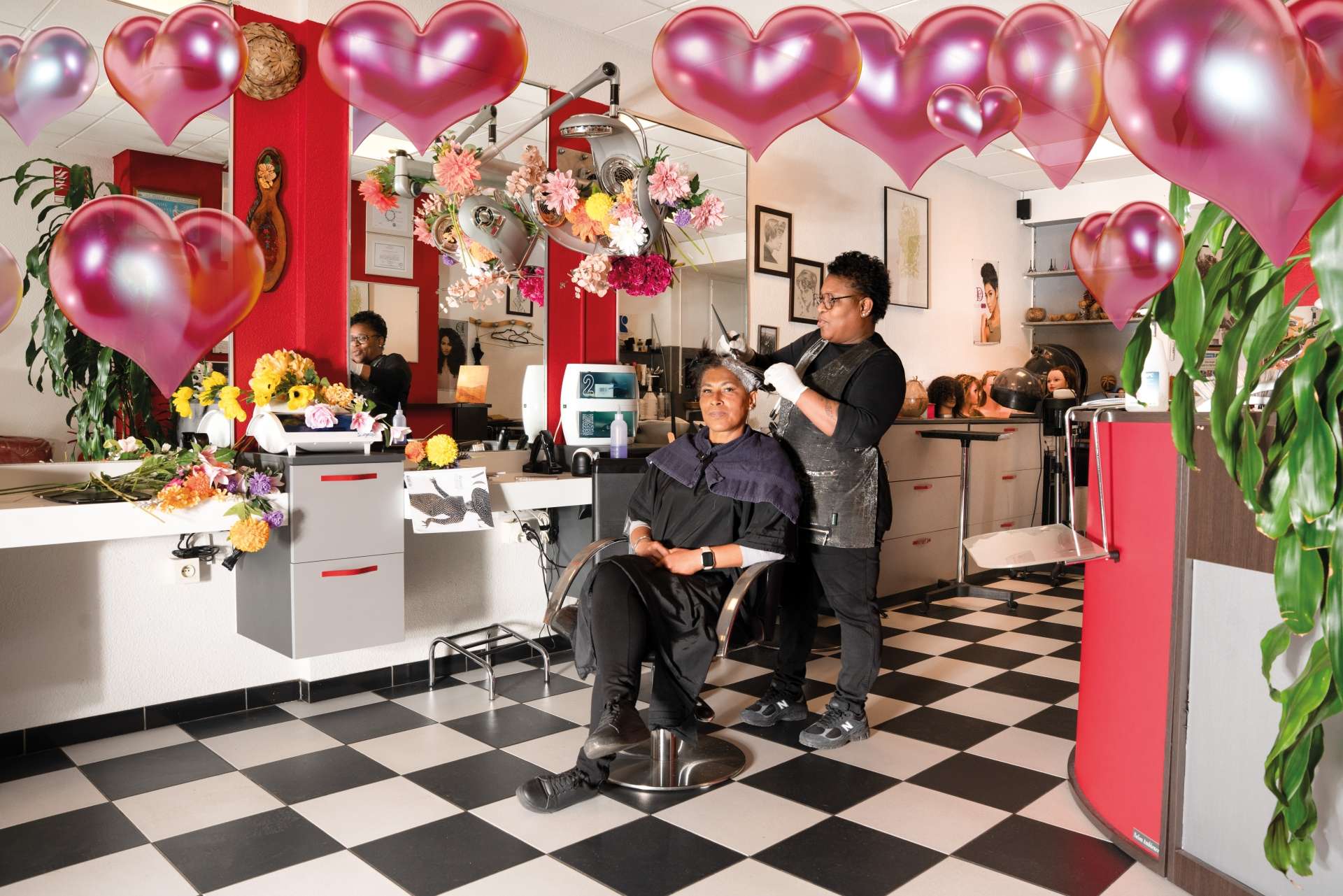 salon de coiffure au sol quarillé noir et blanc une femme en coiffe une aurte