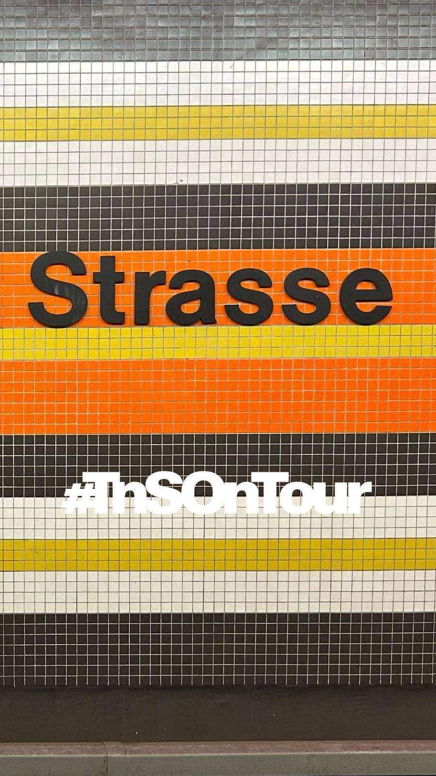 TnS on Tour Strasse inscrit en allemand sur le mur du métro de Berin où LACRIMA Valentina et SAIGON sont en tournée au festival de Schaubuhne FIND