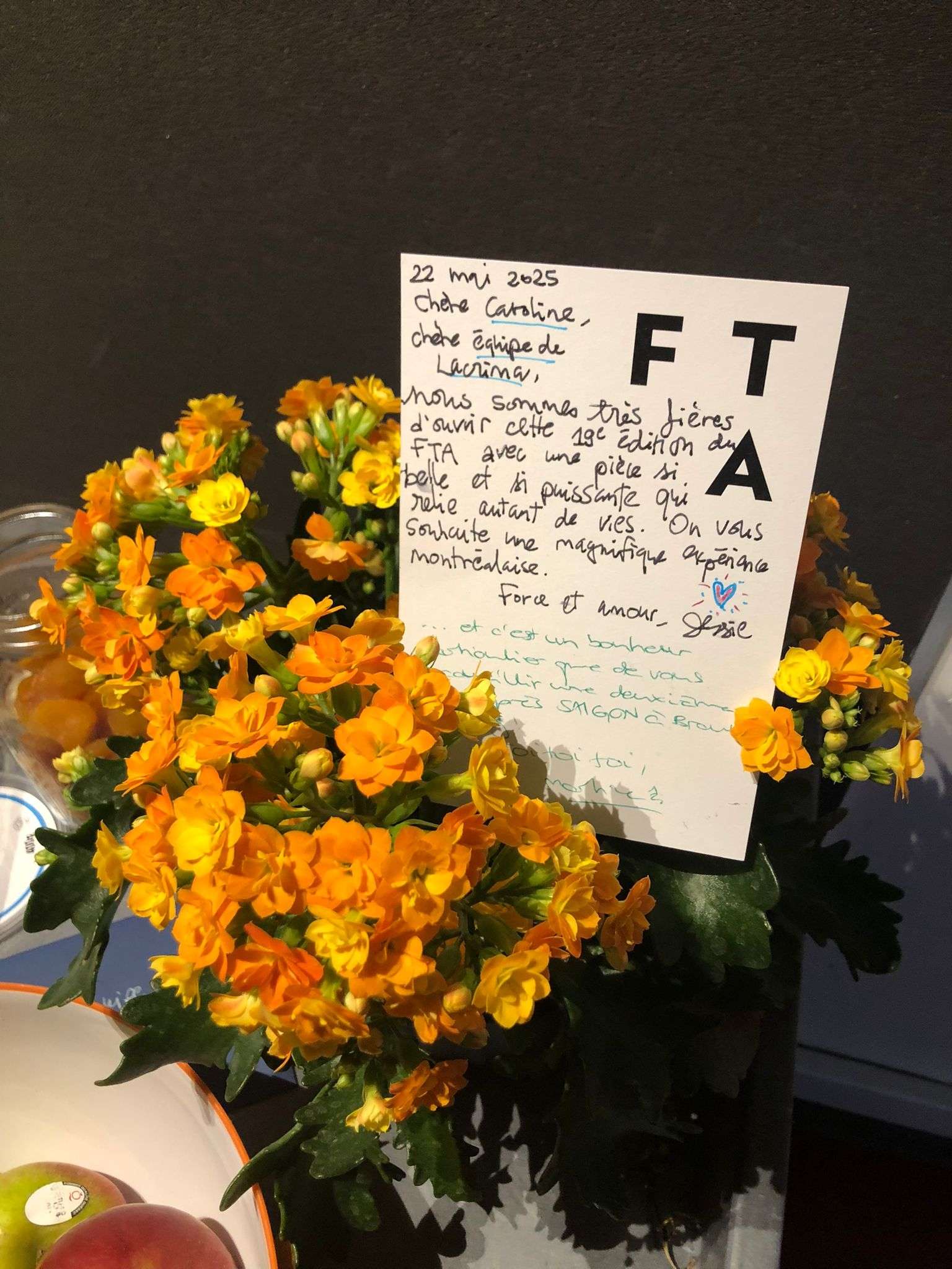 fleur et mot de soutien à l'équipe de LACRIMA au festival transamerique à Montreal