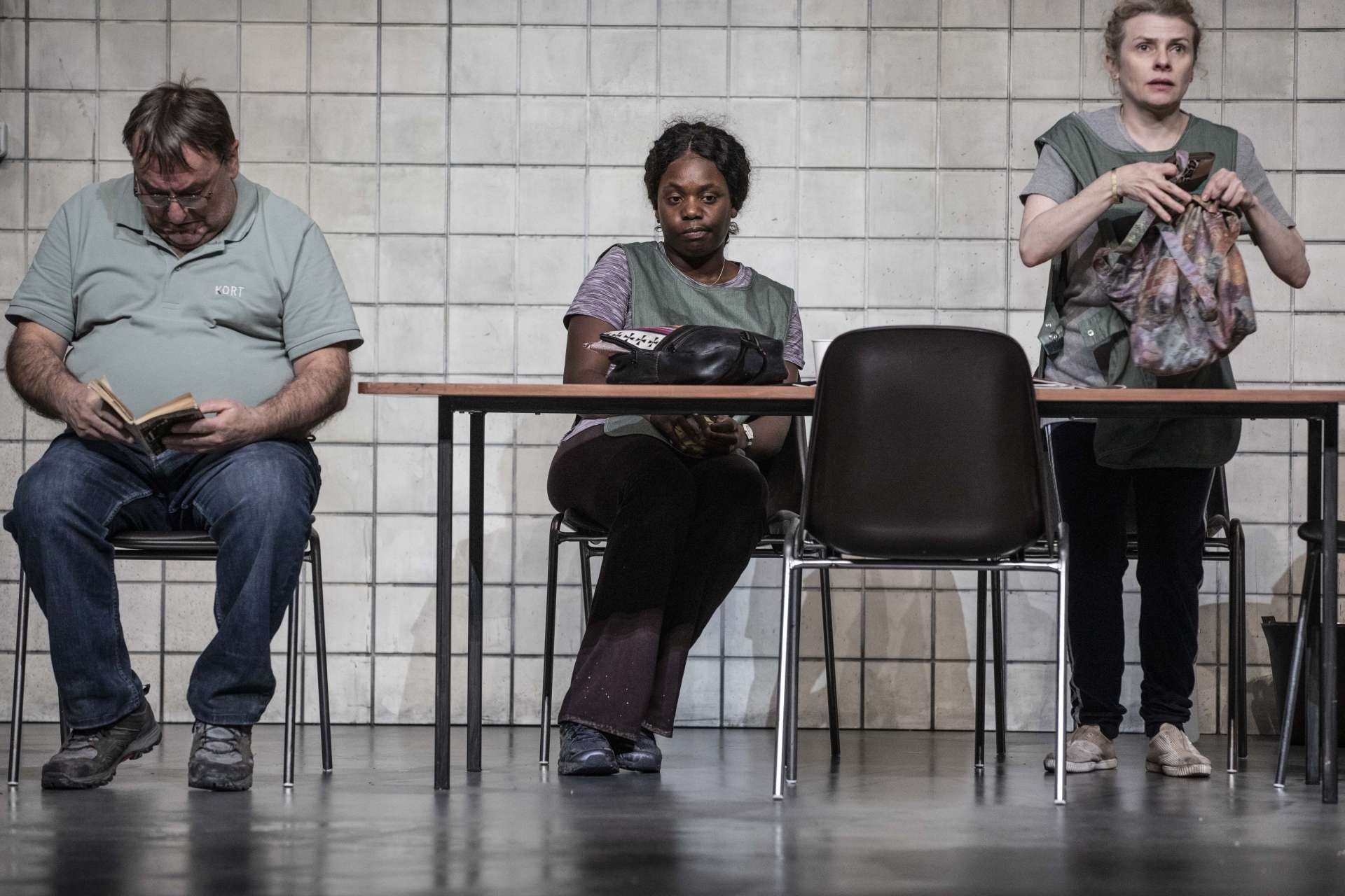 Prendre soin Alexander Zeldin © Jean-Louis Fernandez 2 actrices et 1 acteur assis à une table longue semblent attendre lui lit un livre tandis que les deux autres personnes semblent silencieuses
