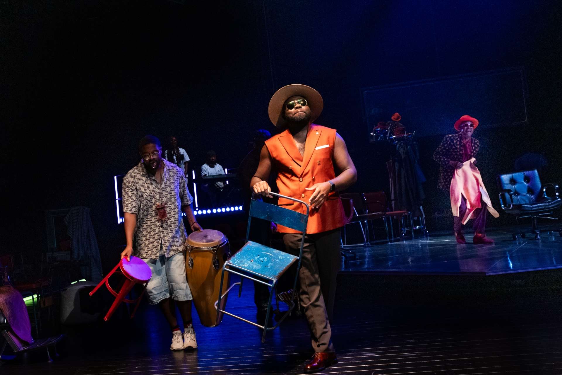 Barber Shop Chronicles © Stef Stessel 3 hommes noirs sappés chez le barbier