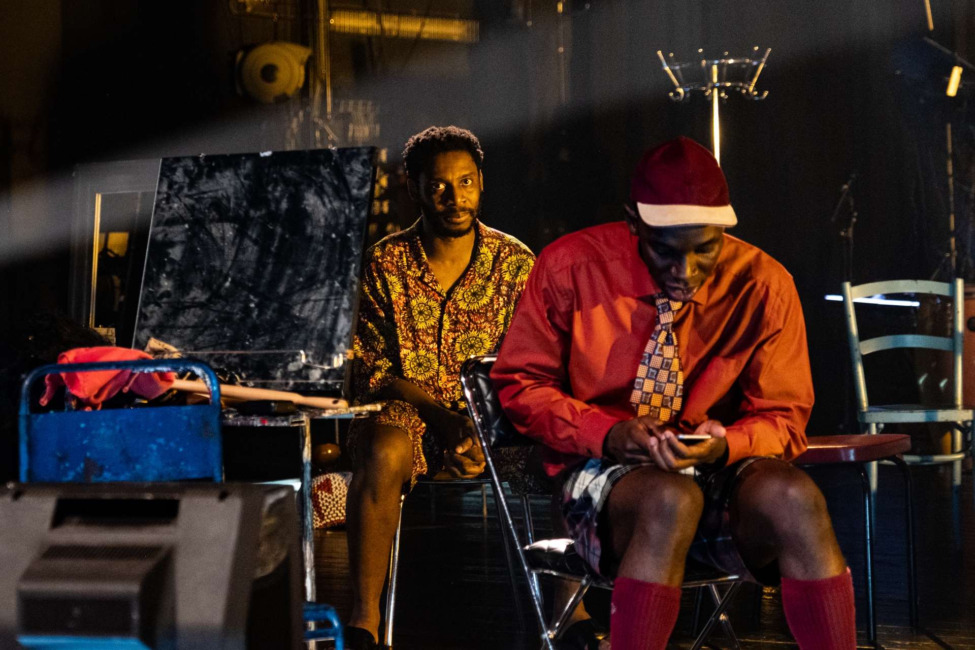 Barber Shop Chronicles © Stef Stessel 2 hommes noirs chez le barbier