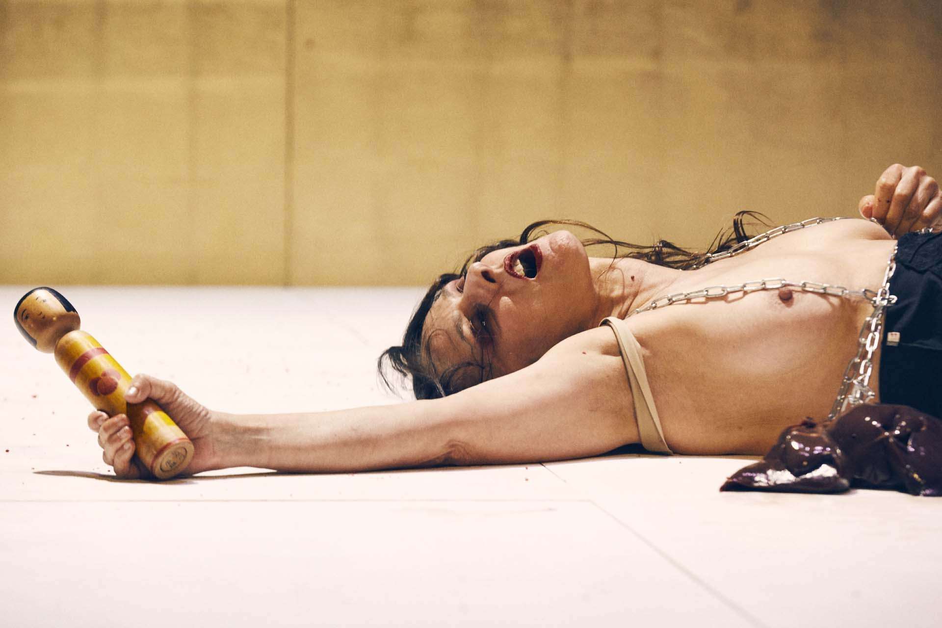 Seppuku Angelica Liddell © Ximena y Sergio femme au sol torse nue